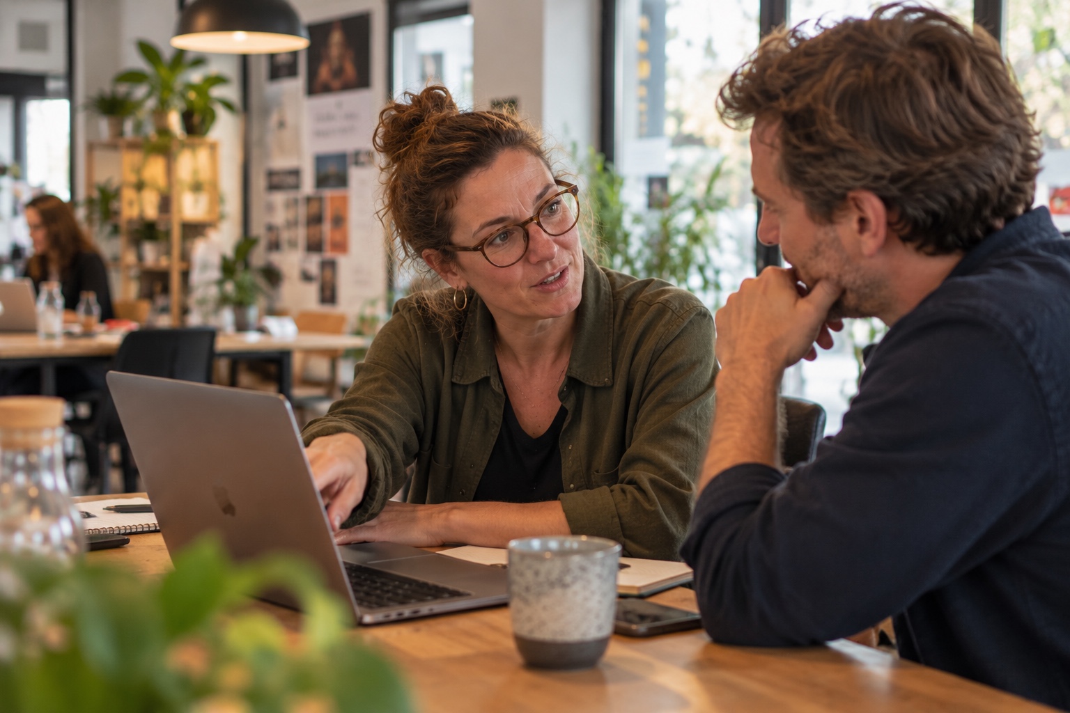 Accountant laat ondernemer de cijfers zien op haar laptop